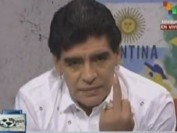 Armando Maradona ofende a Julio Grondona en un programa venezolano con el señalamiento agravio del dedo medio. ESPECIAL /