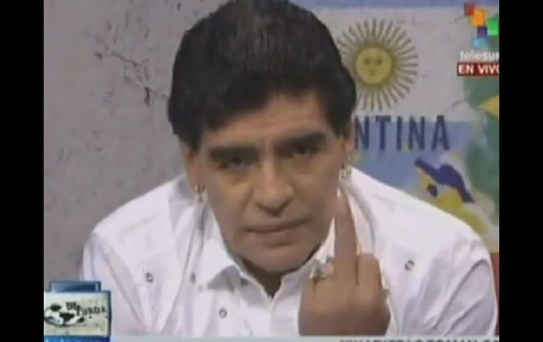 Armando Maradona ofende a Julio Grondona en un programa venezolano con el señalamiento agravio del dedo medio. ESPECIAL /