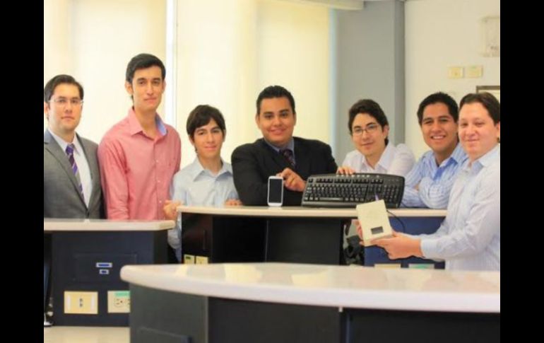 Los alumnos desarrollaron 'OneSense' dentro de la clase de interfaces computacionales. ESPECIAL /