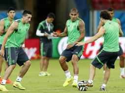 Los jugadores de la Selección mexicana durante el entrenamiento en el estadio Pernambuco de Recife. EFE /