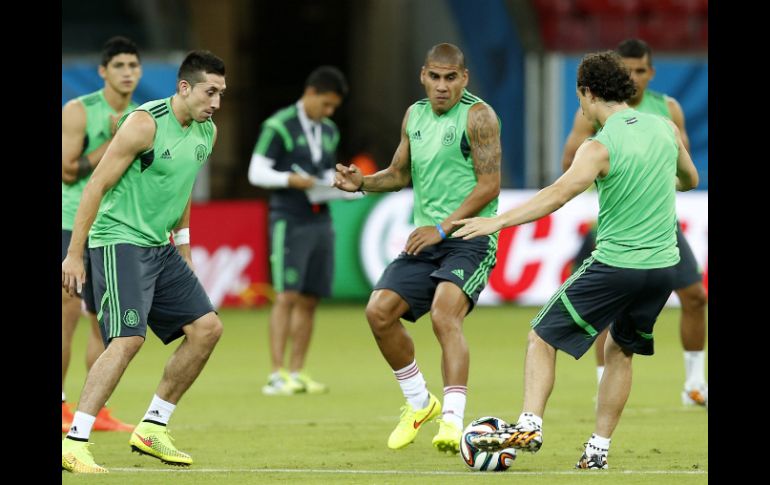 Los jugadores de la Selección mexicana durante el entrenamiento en el estadio Pernambuco de Recife. EFE /