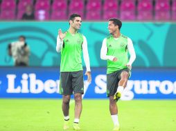 El líder. Rafael Márquez departe con Giovani dos Santos, ayer, en la cancha de la Arena Pernambuco. MEXSPORT /