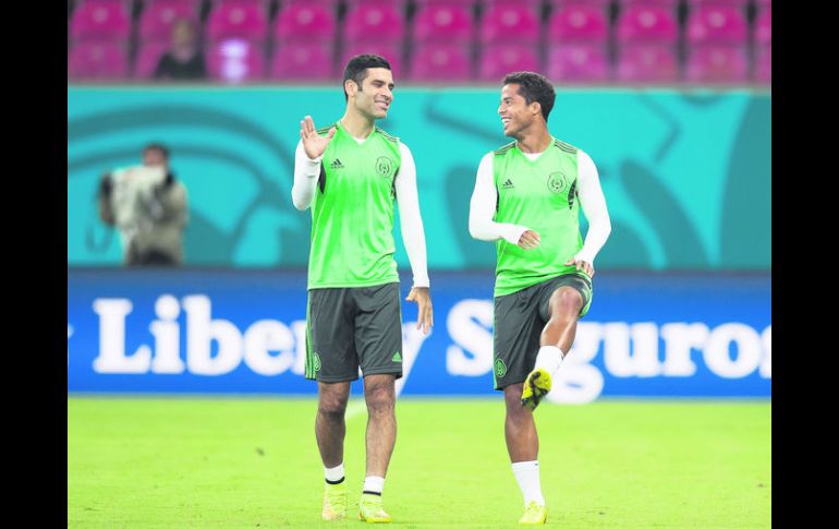 El líder. Rafael Márquez departe con Giovani dos Santos, ayer, en la cancha de la Arena Pernambuco. MEXSPORT /