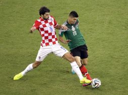 Peralta disputa el balón con el jugador croata, Vedran Corluka. AP /