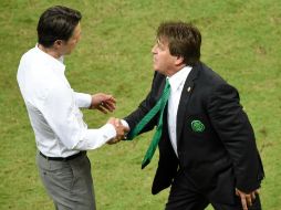 Niko Kovac se despide de Miguel Herrera al concluir el partido en Recife. AFP /