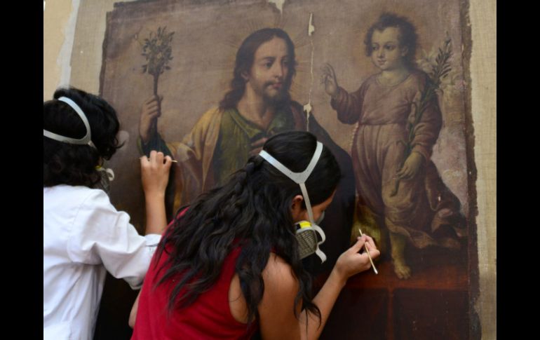 El principal cometido en el trabajo de restauración es quitar la suciedad y polvo almacenado en el barniz. NTX /