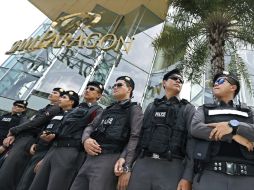 Policías tailandeses hace guardia en el país, debido a las constantes manifestaciones de opositores. EFE /