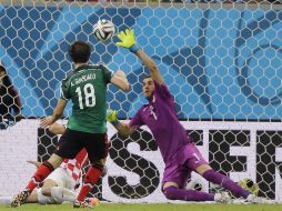 Definitivo. Guardado en el momento del disparo que aseguró el triunfo de la Selección mexicana. AP /