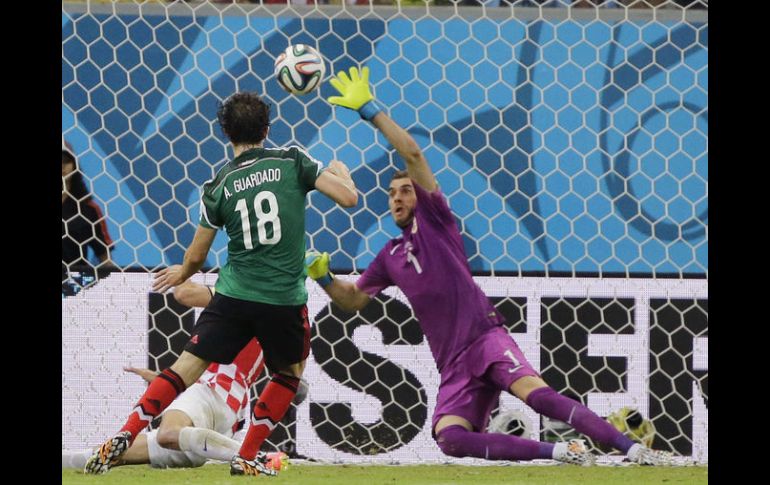 Definitivo. Guardado en el momento del disparo que aseguró el triunfo de la Selección mexicana. AP /