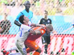 Se topan con pared. Charles Aránguiz es bloqueado por el mediocampista Nigel de Jong. AP /