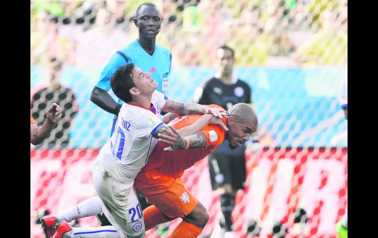 Se topan con pared. Charles Aránguiz es bloqueado por el mediocampista Nigel de Jong. AP /