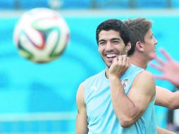 Luis Suárez volverá a cargar con buena parte de la obligación de generar juego ofensivo del lado uruguayo, ante la defensa italiana. EFE /