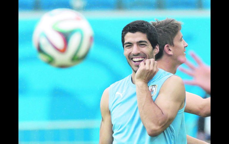 Luis Suárez volverá a cargar con buena parte de la obligación de generar juego ofensivo del lado uruguayo, ante la defensa italiana. EFE /