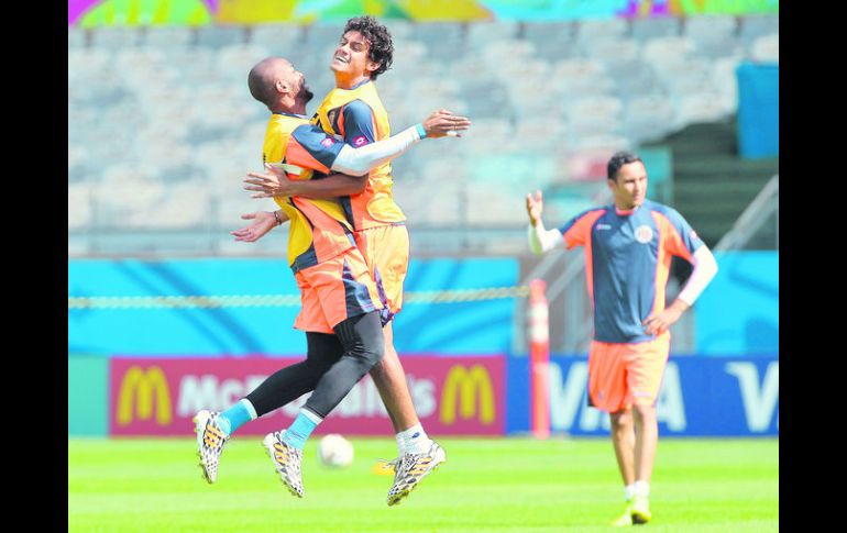 PURA VIDA. Patrick Pemberton y Christian Bolaños se divierten durante el entrenamiento de los ticos. EFE /