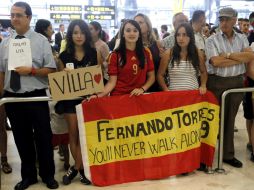 Varios se reunieron en el aeropuerto en espera de una foto o un autógrafo. EFE /