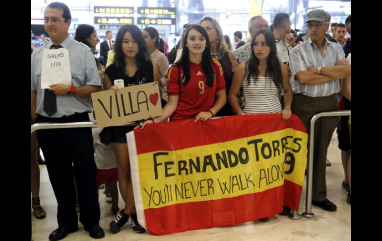 Varios se reunieron en el aeropuerto en espera de una foto o un autógrafo. EFE /