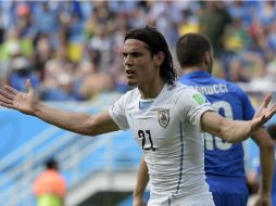 Cavani reclama una falta dentro del área que no fue sancionada. AFP /