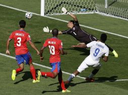 Los Ticos lograron contener todos los ataques ingleses durante el partido. AP /