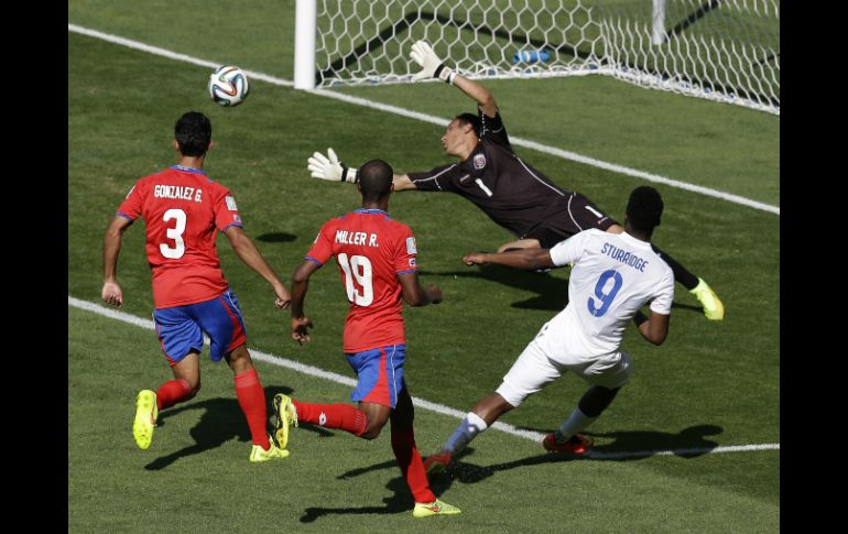 Los Ticos lograron contener todos los ataques ingleses durante el partido. AP /