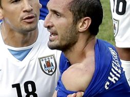 Giorgio Chiellini muestra la mordida que recibió en el partido. AP /