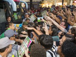 Cientos de aficionados reciben al Tri en Santos. MEXSPORT /