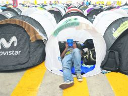 Campamento. Más de cinco mil jóvenes han instalado sus casas de campaña para dormir dentro de las instalaciones de Expo Guadalajara.  /