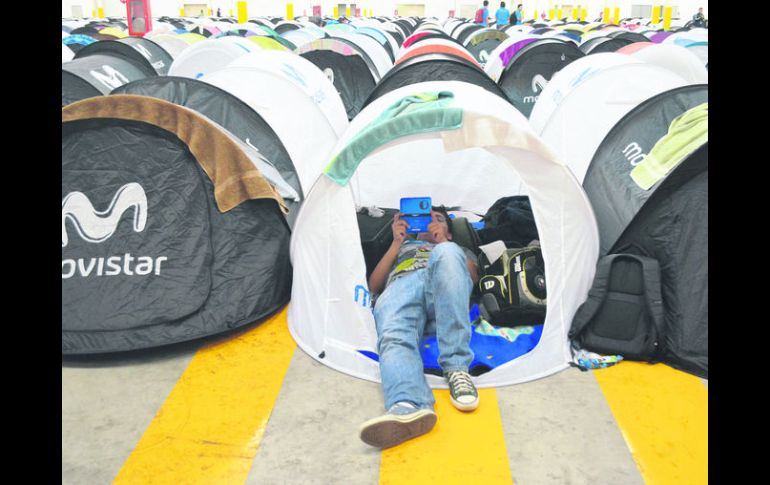 Campamento. Más de cinco mil jóvenes han instalado sus casas de campaña para dormir dentro de las instalaciones de Expo Guadalajara.  /