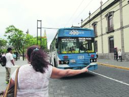 El paso intermitente de los trolebuses provoca que algunos usuarios deban optar por otras opciones de movilidad.  /