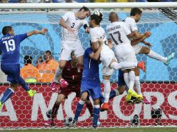 La imagen del único gol del encuentro refleja el partido completo. Un juego cerrado entre dos equipos que se decidió con un cabezaso. EFE /