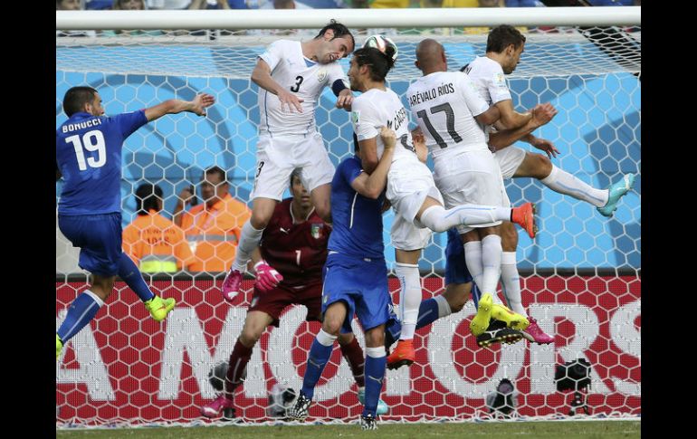 La imagen del único gol del encuentro refleja el partido completo. Un juego cerrado entre dos equipos que se decidió con un cabezaso. EFE /