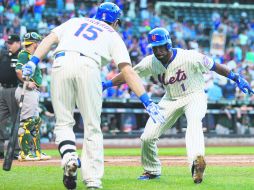 CONFIADO. Chris Young (1) es felicitado por Travis d’Arnaud luego de conectar su primer cuadrangular de la tarde. AFP /