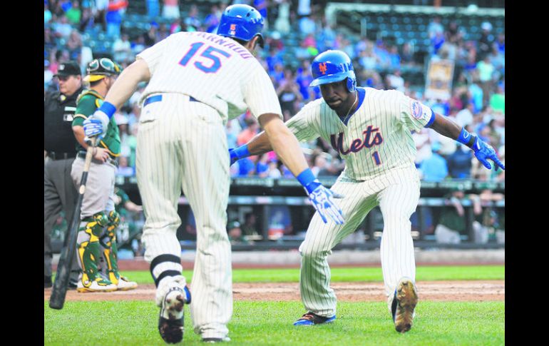 CONFIADO. Chris Young (1) es felicitado por Travis d’Arnaud luego de conectar su primer cuadrangular de la tarde. AFP /