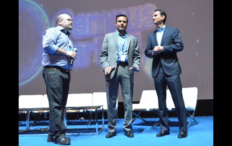 El alcalde de Zapopan, Héctor Robles, asiste al recorrido de medios del Campus Party 2014.  /