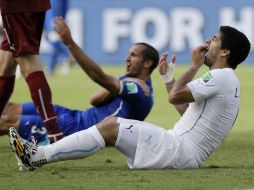 Suárez es acusado de propinar una mordida intencional a Chiellini durante un forcejeo. AP /