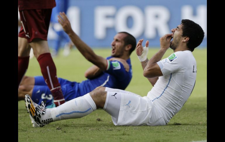 Suárez es acusado de propinar una mordida intencional a Chiellini durante un forcejeo. AP /