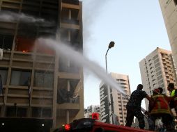 Bomberos tratan de controlar el incendio en una habitación del hotel Duroy en Beirut EFE /