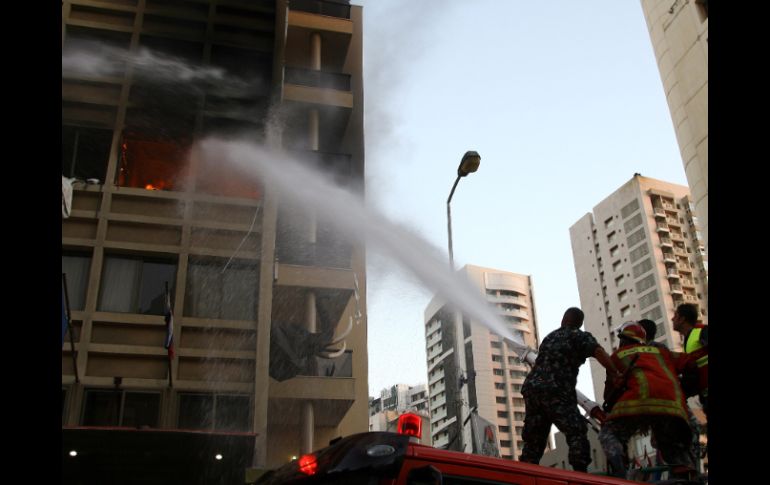 Bomberos tratan de controlar el incendio en una habitación del hotel Duroy en Beirut EFE /