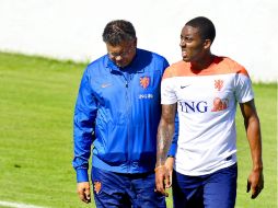 El futbolista Leroy Fer (i), salió adolorido del entrenamiento a casusa de una molestia muscular que padece. EFE /