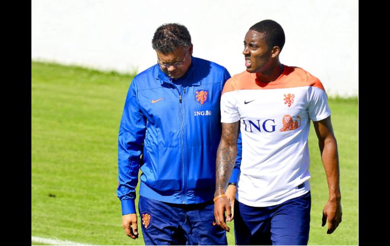 El futbolista Leroy Fer (i), salió adolorido del entrenamiento a casusa de una molestia muscular que padece. EFE /