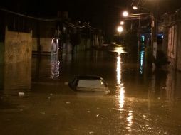 En El Briseño, en el cruce de Mateo del Regil y Santa Rosa, el agua alcanzo el metro de altura, provocándo vehículos varados.  /