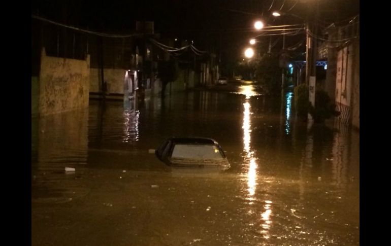 En El Briseño, en el cruce de Mateo del Regil y Santa Rosa, el agua alcanzo el metro de altura, provocándo vehículos varados.  /