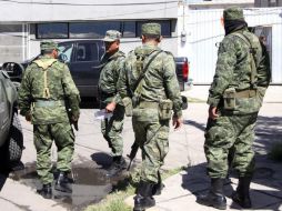 Elementos del Ejército y la Policía Federal logran inmovilizar y retirar el artefacto, lo cual causó pánico entre las personas. ARCHIVO /