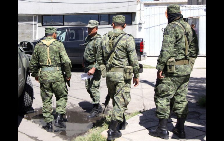 Elementos del Ejército y la Policía Federal logran inmovilizar y retirar el artefacto, lo cual causó pánico entre las personas. ARCHIVO /