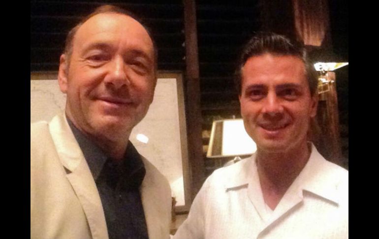 En una reunión que tuvieron Peña Nieto y el actor, se tomaron una selfie. ESPECIAL /