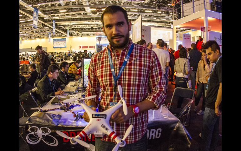 Elias Ruíz productor de Motio VideLab afirma que se necesita de un año para dominar a los drones.  /