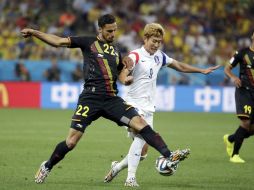 Acción de juego entre Nacer Chadli de Bélgica y Son Heung-min de Corea del Sur. AP /