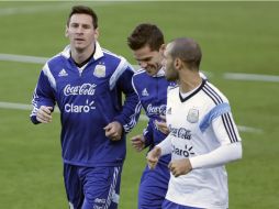 Lionel Messi (i), Fernando Gago (c) y Javier Mascherano (d) durante el entrenamiento en el complejo Cidade do Galo. AP /