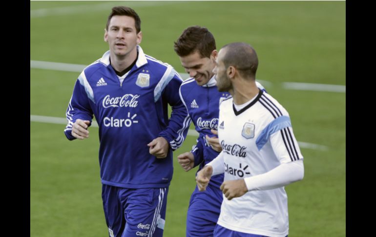 Lionel Messi (i), Fernando Gago (c) y Javier Mascherano (d) durante el entrenamiento en el complejo Cidade do Galo. AP /