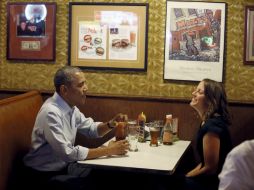 Obama viajó a Minneapolis para almorzar con Rebekah, una madre de dos niños, que le escribió para contarle las dificultades económicas. AP /