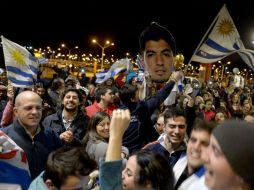 Alrededor de 500 personas estuvieron esperando a Luis Suárez en el Aeropuerto Carrasco, de Montevideo, donde le dieron la bienvenida. AP /